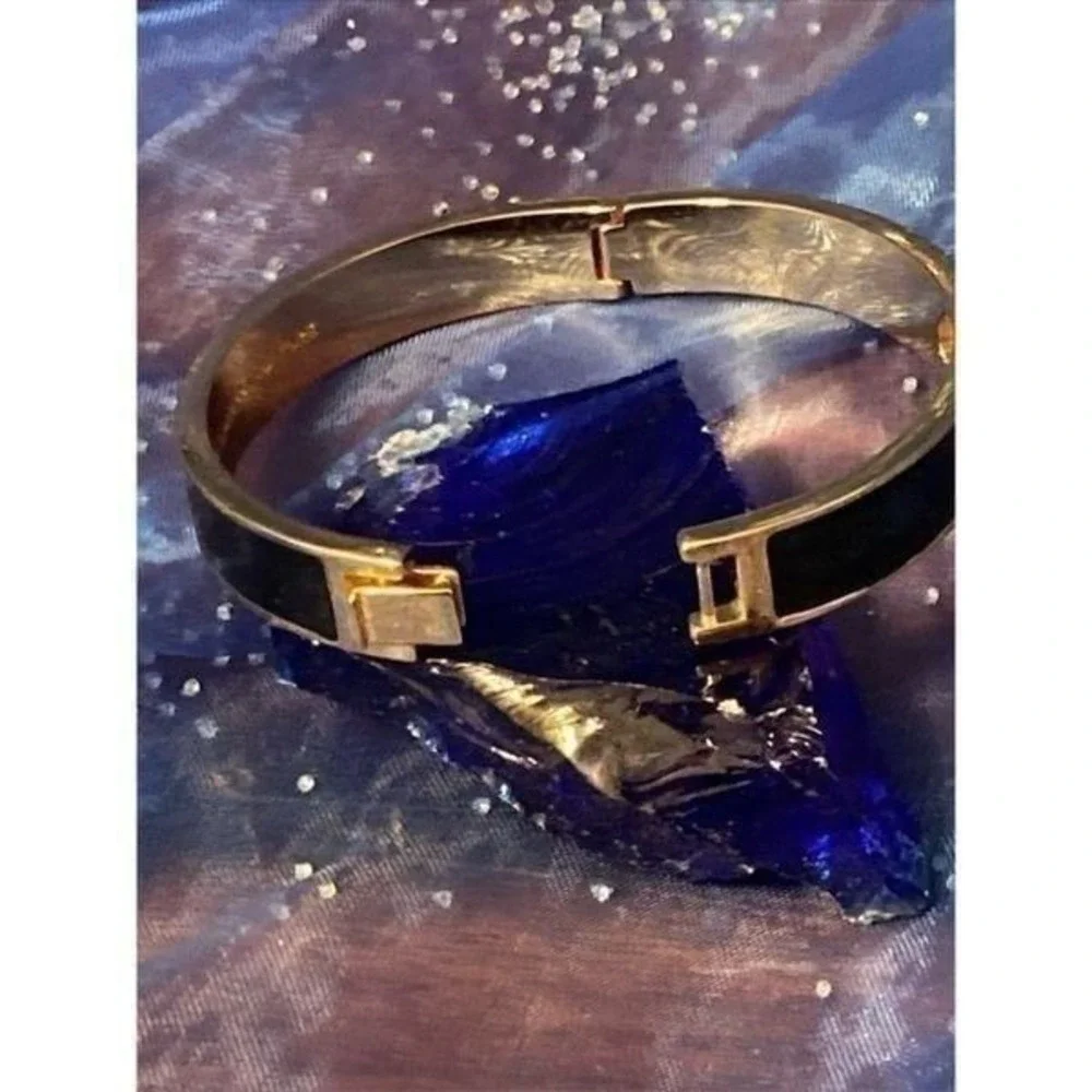 EUC Kate Spade Punched out Spade Black/Goldtone Hinged Bangle Bracelet size 6.75 - Picture 7 of 12